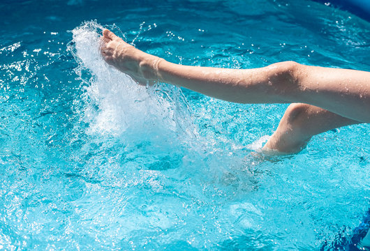 F&uuml;&szlig;e planschen im Pool