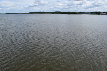牛久沼（うしくぬま）／ 牛久沼は小規模な漁業のほか、その水は主に農業用水として活用されています。また、週末などは多くの釣り人たちで賑わっています。沼に近い牛久市と同じ名前ですが、全域が龍ケ崎市の区域内です。