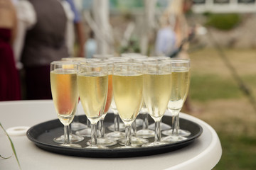 Tablette mit Sekt 