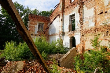 Im Inneren des verlassenen Herrenhauses im Dorf Kotli bei Sankt Petersburg