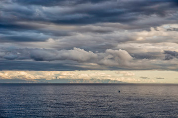 barca sola en el oceano