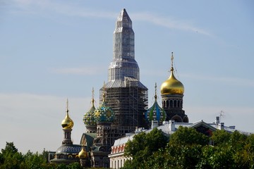 Blick vom Marsfeld auf die Erlöserkirche in Sankt Petersburg