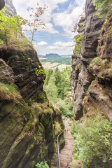Aufstieg auf den Pfaffenstein mit Blick in Richtung des gegenüberliegenden Lilienstein im Elbsandsteingebirge