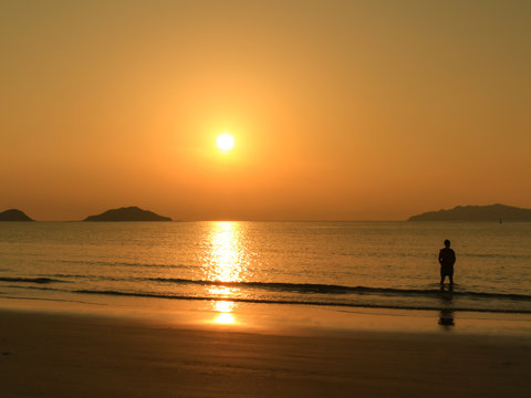 さつき松原の海と夕日を見つめる人 福岡県宗像市 © M・H