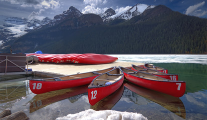 Gruppe von Kajaks auf dem Lake Louise in Kanda