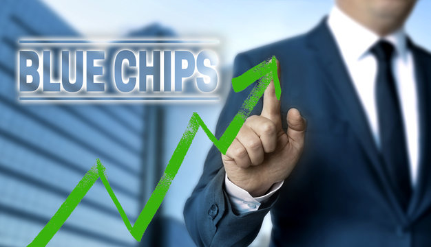 Blue Chips Konzept wird von Geschäftsmann gezeigt