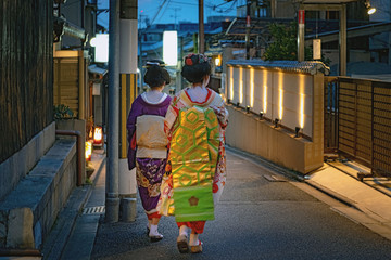 京都 東山 路地を歩く舞妓
