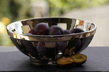 Frische Pflaumen im Obstkorb