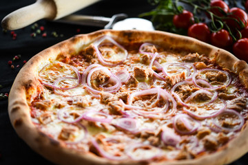 italian pizza with fresh tuna, red onion & tasty cheese