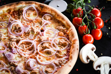 italian pizza with fresh tuna, red onion & tasty cheese