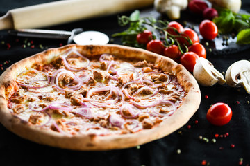 italian pizza with fresh tuna, red onion & tasty cheese