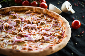 italian pizza with fresh tuna, red onion & tasty cheese