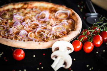 italian pizza with fresh tuna, red onion & tasty cheese