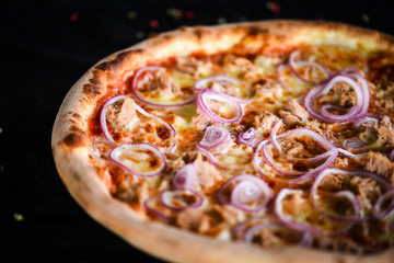 italian pizza with fresh tuna, red onion & tasty cheese