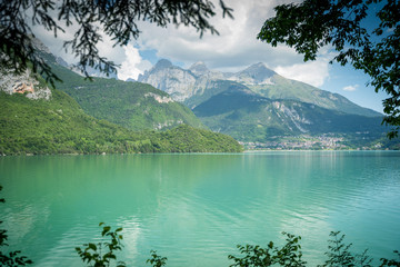 Der Molvenosee liegt eingebettet zwischen Bergen in den Dolomiten, Italien
