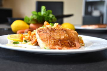 Lachs Filet mit braunen Reis und Gemüse