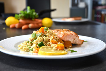 Gebratener Fisch mit Gemüsereis