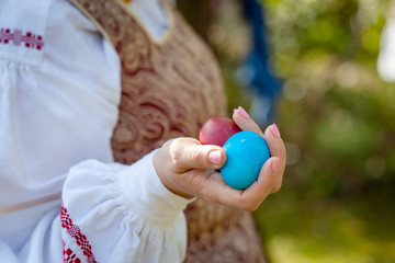 Color eggs in the hand