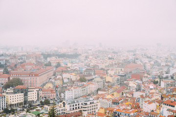 Obraz premium Panoramic view of a city on a foggy day