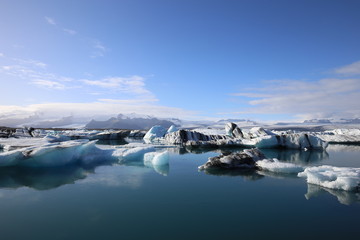 icebergs in jokulsarlon iceland