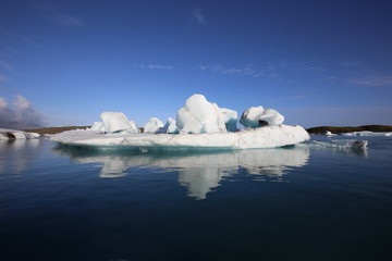 icebergs in jokulsarlon iceland