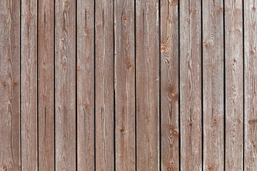 Alte lasierte Holzwand oder Holzboden in Farbe und Farbton braun, hellbraun und weiss mit vielen vertikalen Brettern