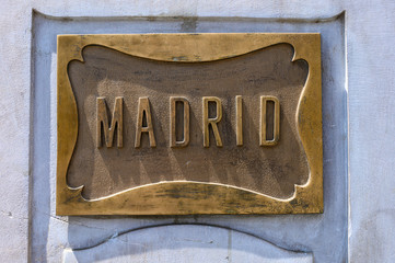 Madrid spelled on a bronze plaque - 284348257