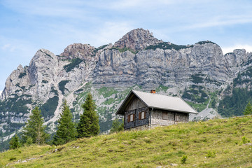 Fototapeta na wymiar Wanderhütte in den Alpen