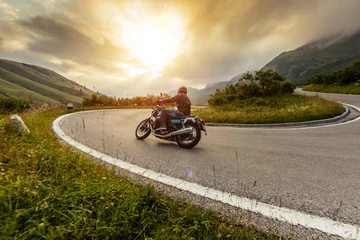 Foto op Plexiglas Motorrijder rijden in Alpine landschap. © Jag_cz