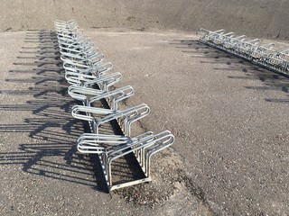 Leere Fahrradständer aus Metall
