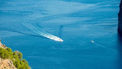 Barco entrando hacia el puerto