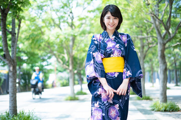 浴衣姿の若い女性