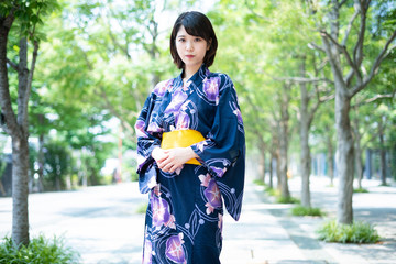浴衣姿の若い女性