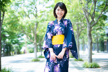 浴衣姿の若い女性