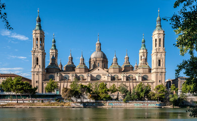 Fototapeta na wymiar View of the cathedral of El Pilar de Zaragoza, on the banks of the River Ebro.