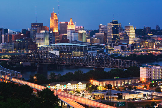 Cincinnati, Ohio skyline and Covington, Kentucky from Devou Park, Covington, KY.