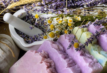 Fototapety  Ręcznie robione mydło z suszonymi kwiatami i ziołami lawendy i rumianku.