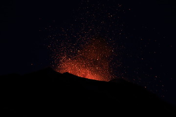 Fototapeta na wymiar Stromboli en éruption Juillet 2019