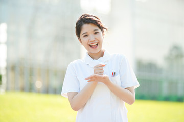 「納得」のポーズをする白衣の女性