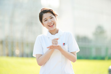 「納得」のポーズをする白衣の女性