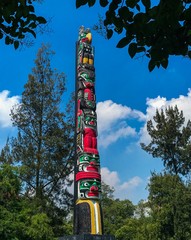 Totem canadiense en el bosque de Aragon