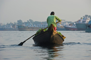 Rowing boat in the busy harbor of Dhaka, Bangladesh, Asia © Michael Runkel/Danita Delimont