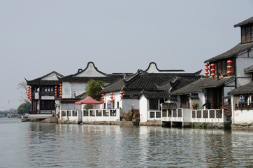 Obraz premium China, outskirts of Shanghai. Ancient water village of Zhujiajiao (AKA Pearl Stream) with a long history dating back over 1,700 years to Qing Dynasty. Typical riverfront homes.