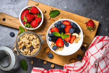 Greek yogurt granola with fresh berries .