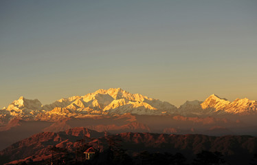 Indien, Westbengalen, Singalila Nationalpark, Sandakfu, Blick auf den schneebedeckten Kangchenjunga