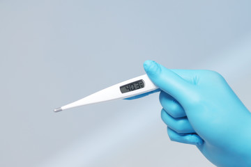 Obraz premium Nurse holding a digital thermometer for check patient temperature in hospital