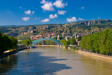 Pedestrian Bridge of Peace (Georgian mshvidobis khidi) over Kura River designed by Michele De Lucchi in Tbilisi, Georgia © Michael Runkel/Danita Delimont