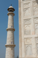 Fototapeta premium India, Agra, Taj Mahal. Famous landmark memorial to Queen Mumtaz Mahal, circa 1632. UNESCO World Heritage Site. Ornate marble wall with corner tower.
