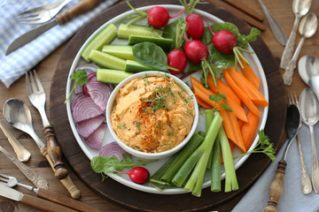     Obatzda mit Karotten, Gurken und Radieschen 