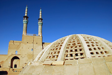 Obraz premium Iran, Yazd, back view of Zoroastrian complex of Amir Chakma with bazaar roofs